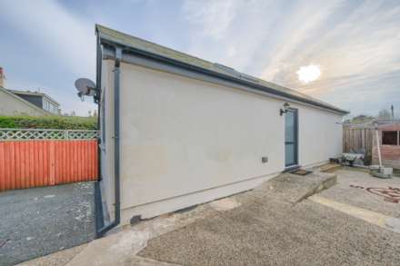 Avalon, Rue Des Francais, Castel, Image 22