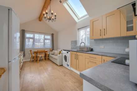 Avalon, Rue Des Francais, Castel, Image 23