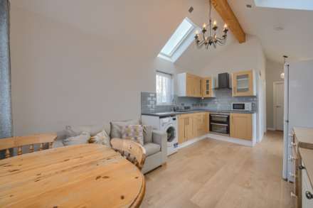 Avalon, Rue Des Francais, Castel, Image 24