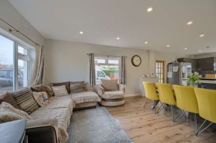 Avalon, Rue Des Francais, Castel, Image 3