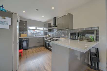 Avalon, Rue Des Francais, Castel, Image 5