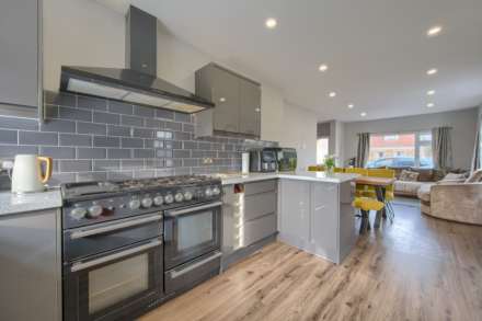 Avalon, Rue Des Francais, Castel, Image 6