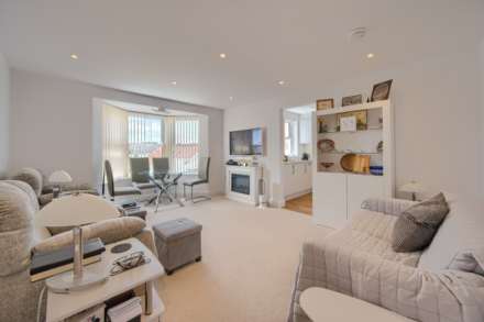 Apt 8, Braye Gardens, Rue Du Tertre, Vale, Image 2