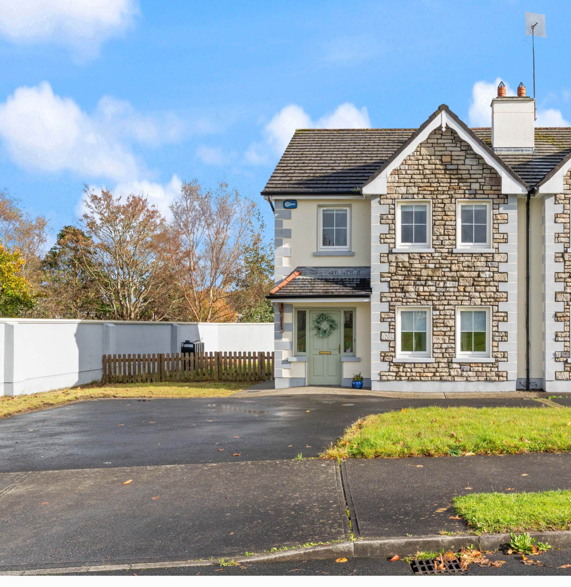 1 Bothar na Habhainn Rehins Fort, Ballina