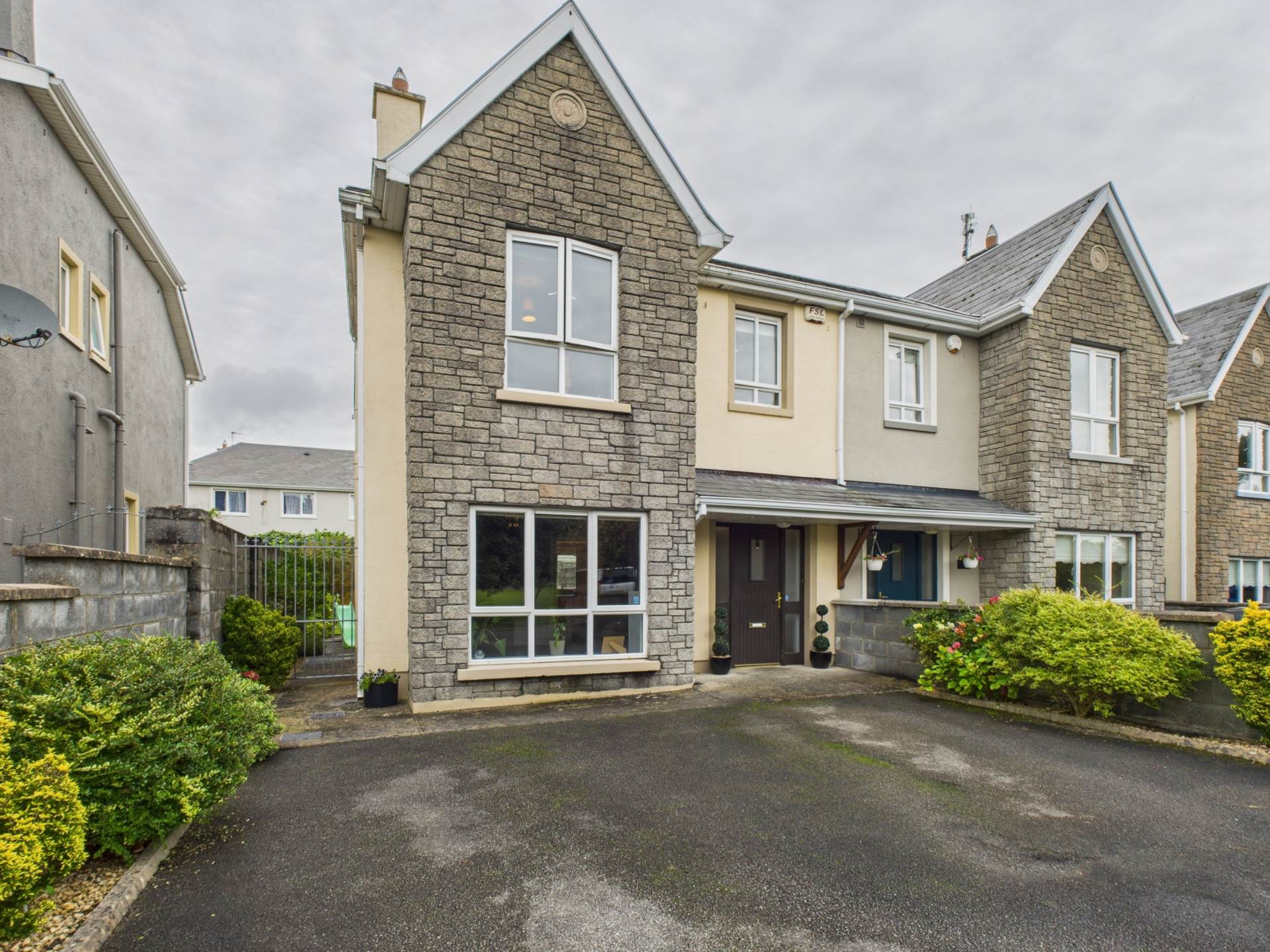 An Tsean Dun, Tulla Road An Tsean Dun, Tulla Road