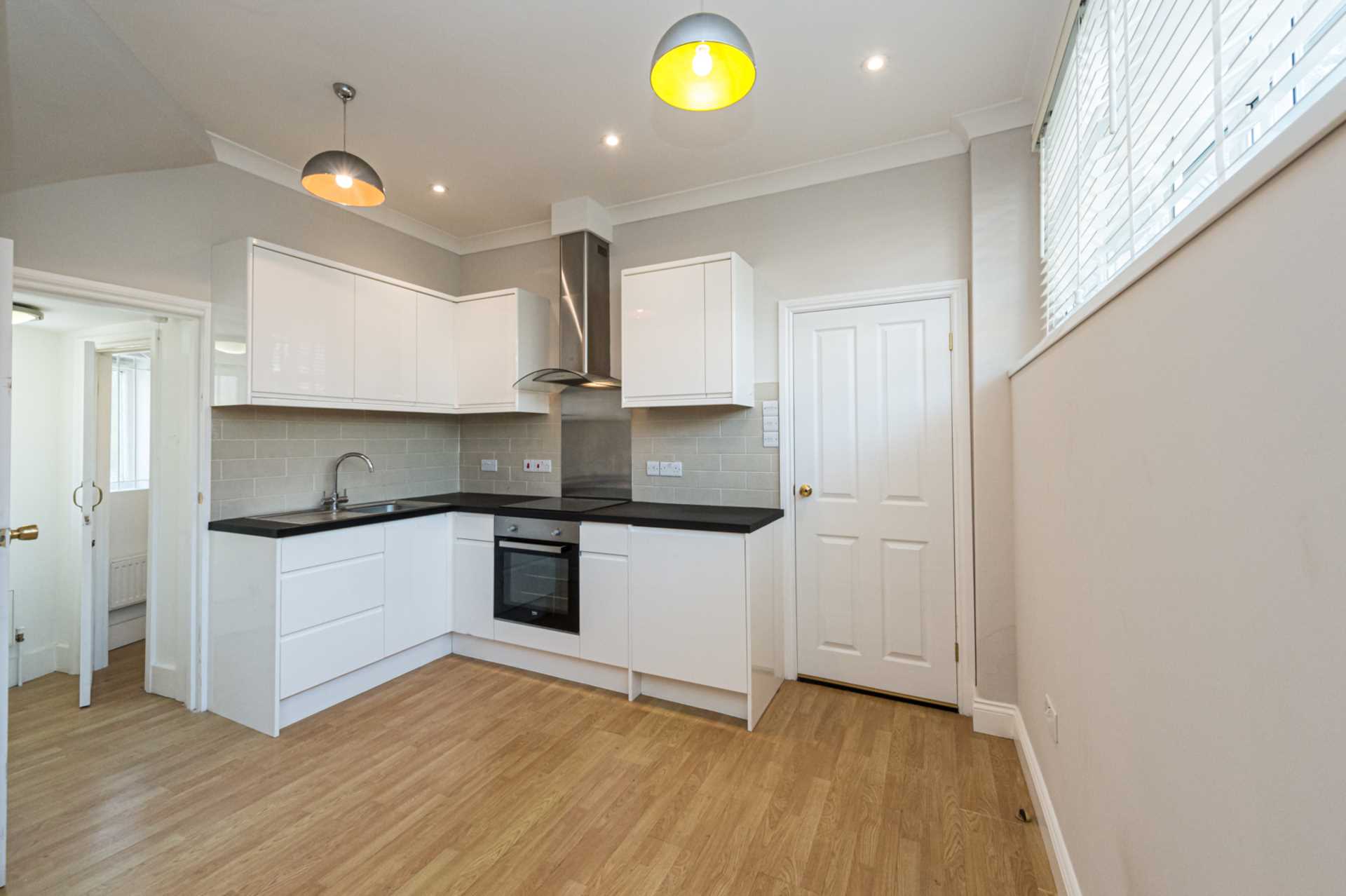 The Crescent, Leatherhead, Image 3