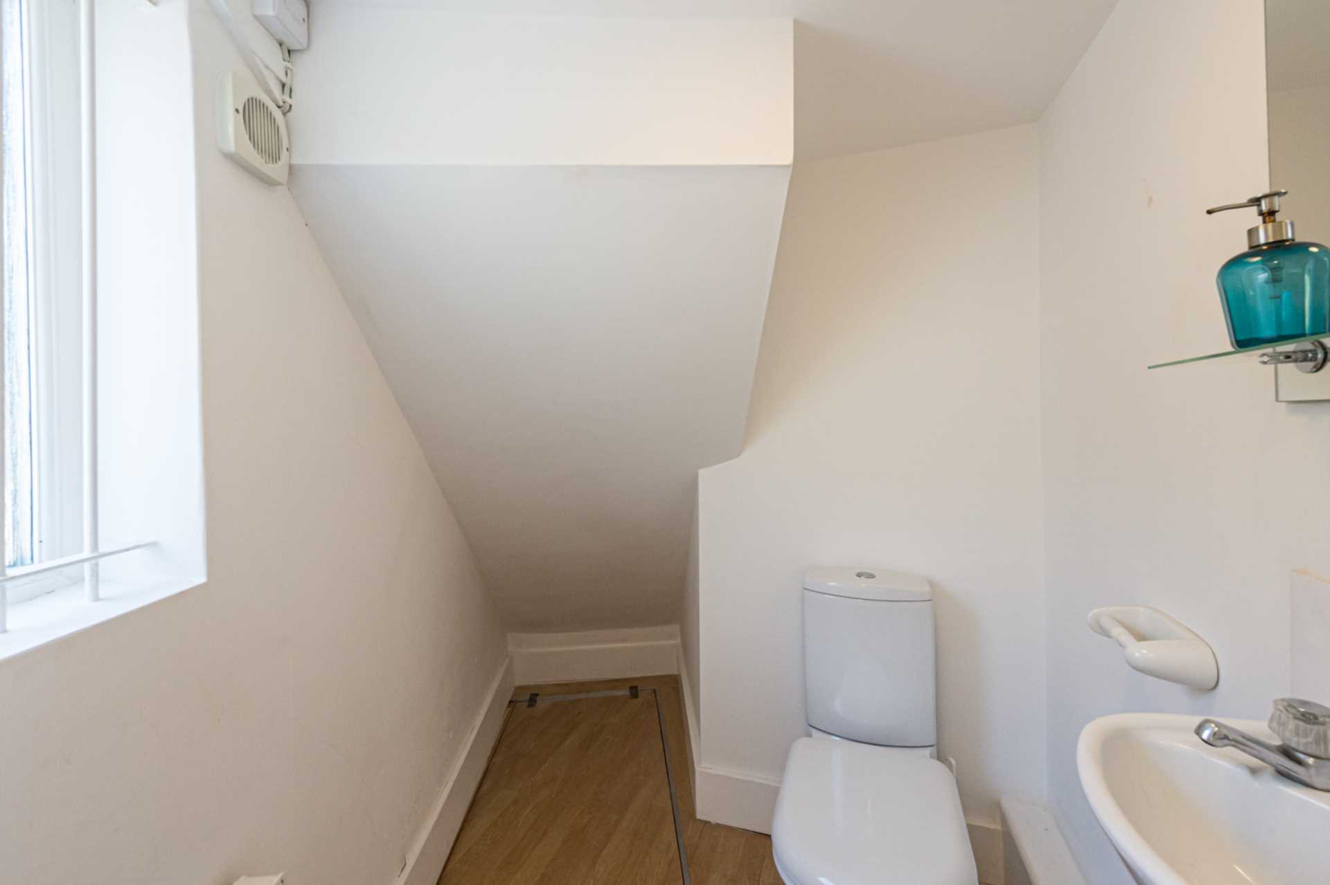 The Crescent, Leatherhead, Image 4