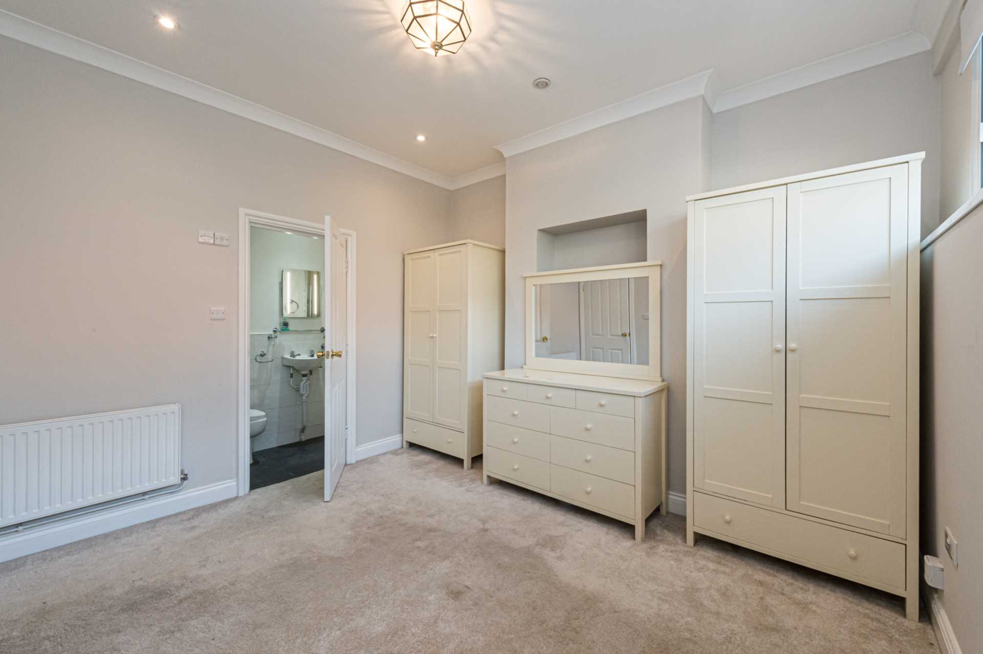 The Crescent, Leatherhead, Image 6