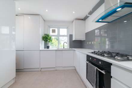 The Crescent, Leatherhead, Image 6