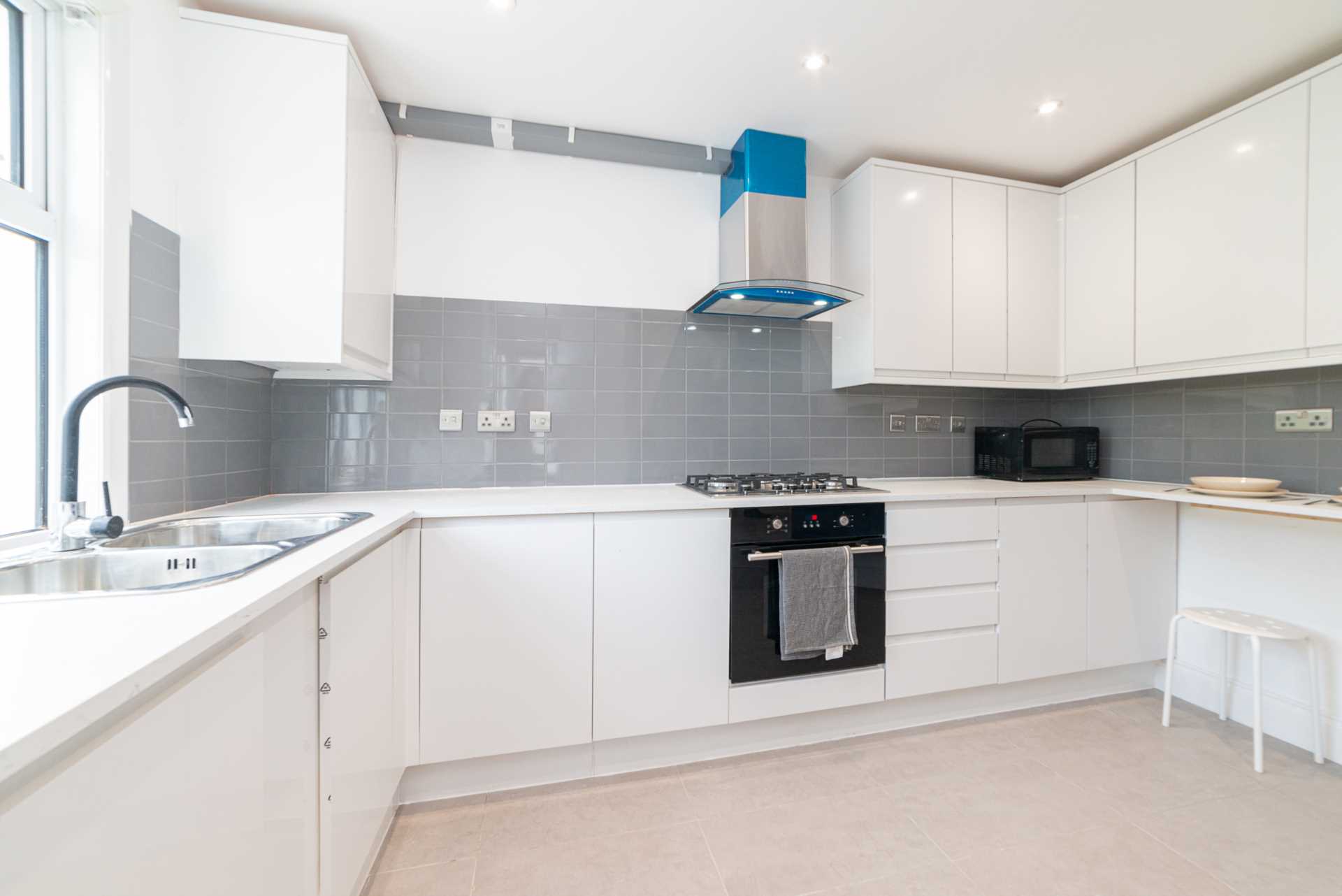 The Crescent, Leatherhead, Image 4