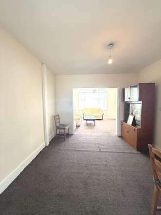 Greenland Crescent, Southall, Image 3