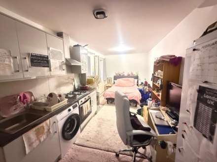 Pinn Close, Uxbridge, Image 1