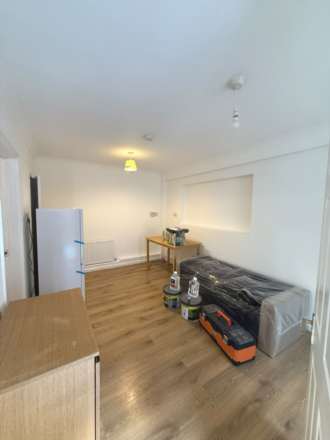 Collingwood Rd, Uxbridge, Image 2