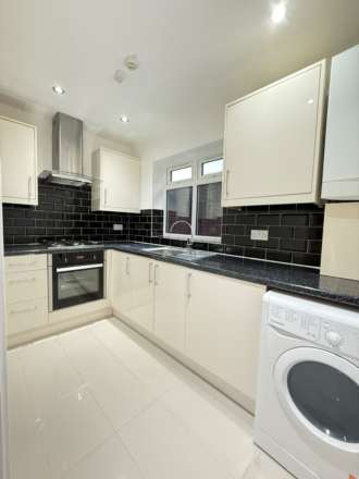 The Crescent, Slough, Image 2