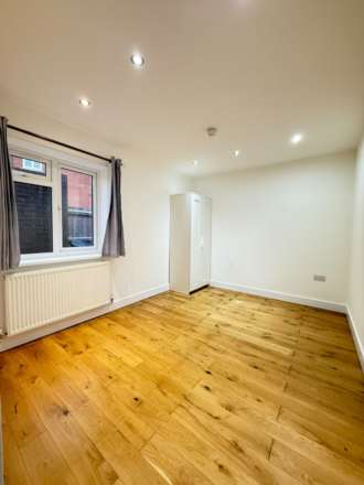 The Crescent, Slough, Image 3