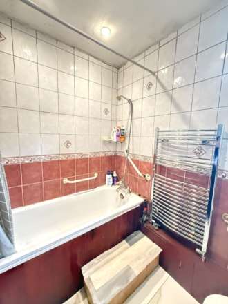 Ferraro Close, Heston, Image 10