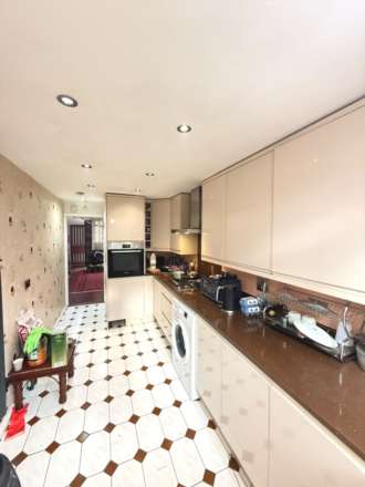 Ferraro Close, Heston, Image 4