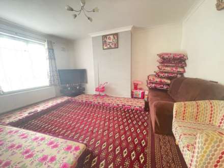 2 Bedroom Maisonette, Heath, Hayes