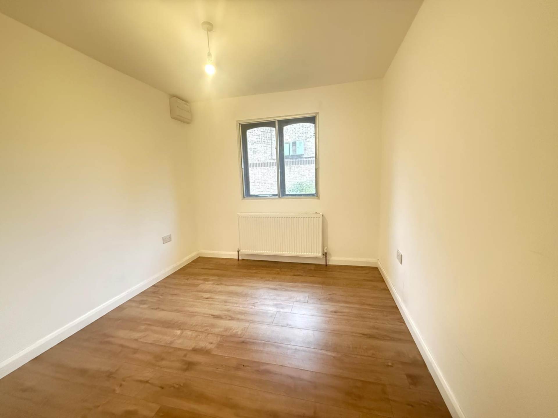 Vicarage Way, Coln Brook, Image 4