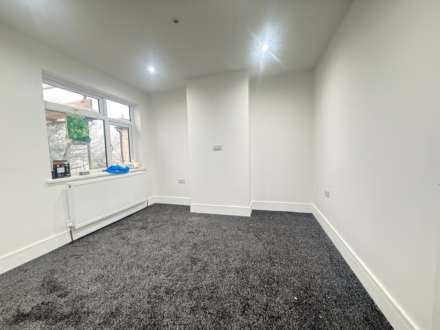 2 Bedroom Maisonette, Woodland Avenue, Slough
