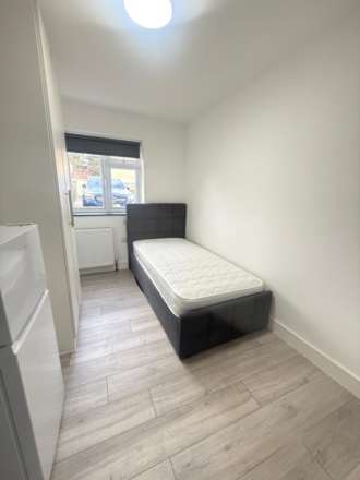 Hunters Grove, Hayes, Image 14