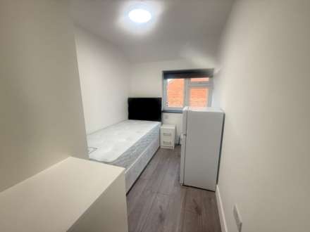 Gaveston Road, Slough, Image 12