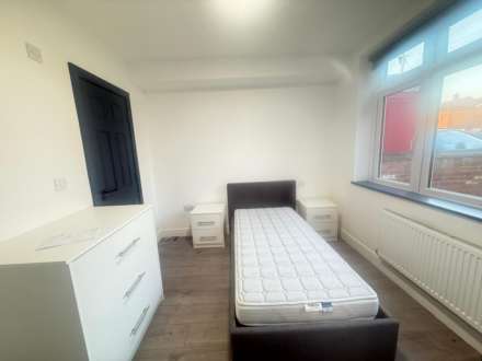 Gaveston Road, Slough, Image 4