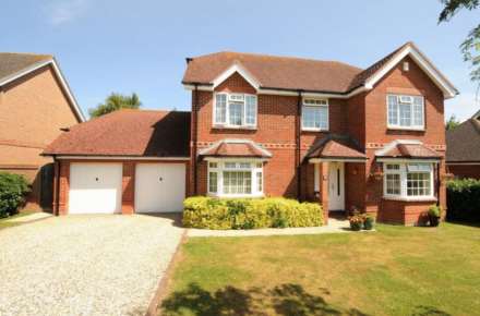 lovely cottAGE IN High Street, Hurst, Image 1