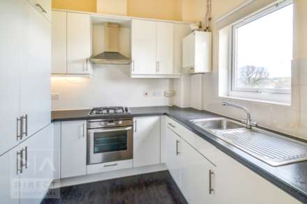 2 Bedroom Apartment, Park View Road, Leatherhead, KT22 7GG