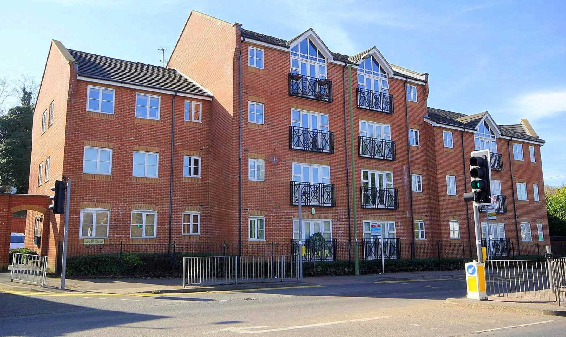 WELL PROPORTIONED GROUND FLOOR EXECUTIVE APARTMENT OFFERED WITH NO UPPER CHAIN, Image 1