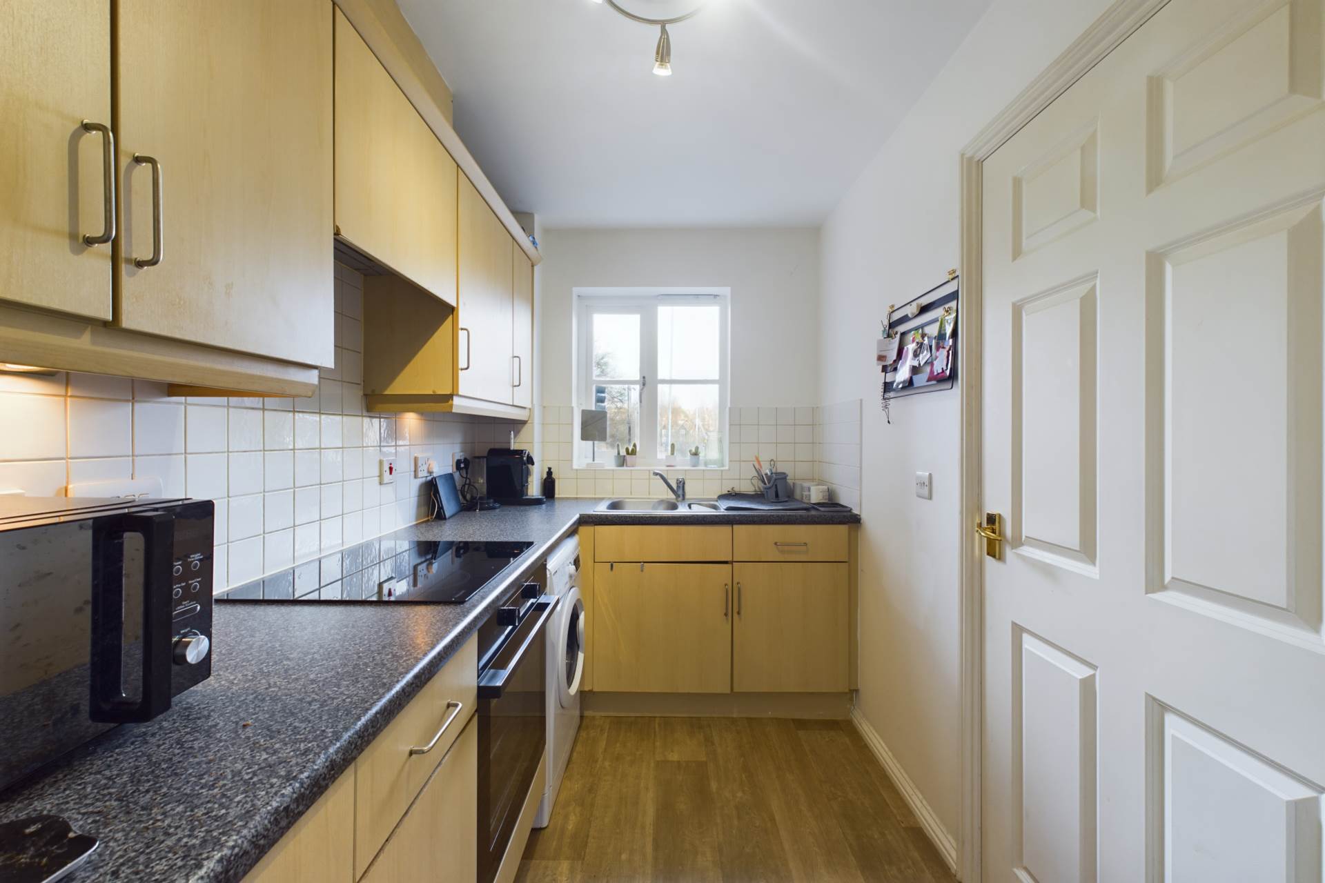 WELL PROPORTIONED GROUND FLOOR EXECUTIVE APARTMENT OFFERED WITH NO UPPER CHAIN, Image 4
