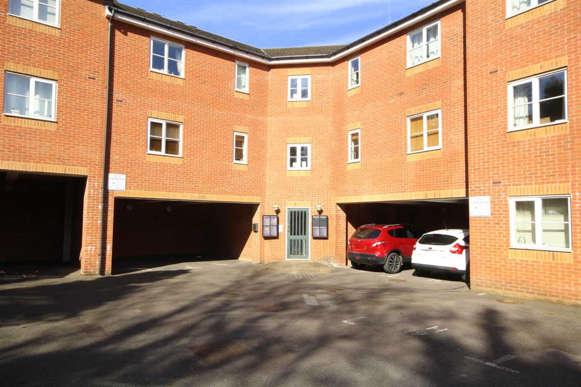 WELL PROPORTIONED GROUND FLOOR EXECUTIVE APARTMENT OFFERED WITH NO UPPER CHAIN, Image 8