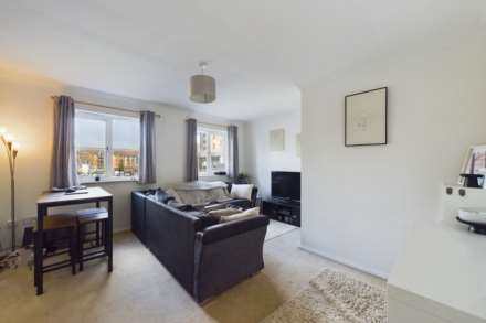 WELL PROPORTIONED GROUND FLOOR EXECUTIVE APARTMENT OFFERED WITH NO UPPER CHAIN, Image 2