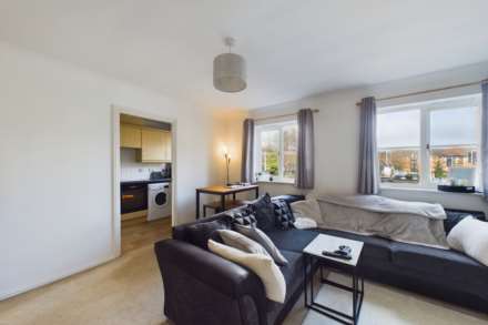 WELL PROPORTIONED GROUND FLOOR EXECUTIVE APARTMENT OFFERED WITH NO UPPER CHAIN, Image 3