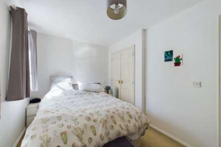 WELL PROPORTIONED GROUND FLOOR EXECUTIVE APARTMENT OFFERED WITH NO UPPER CHAIN, Image 5