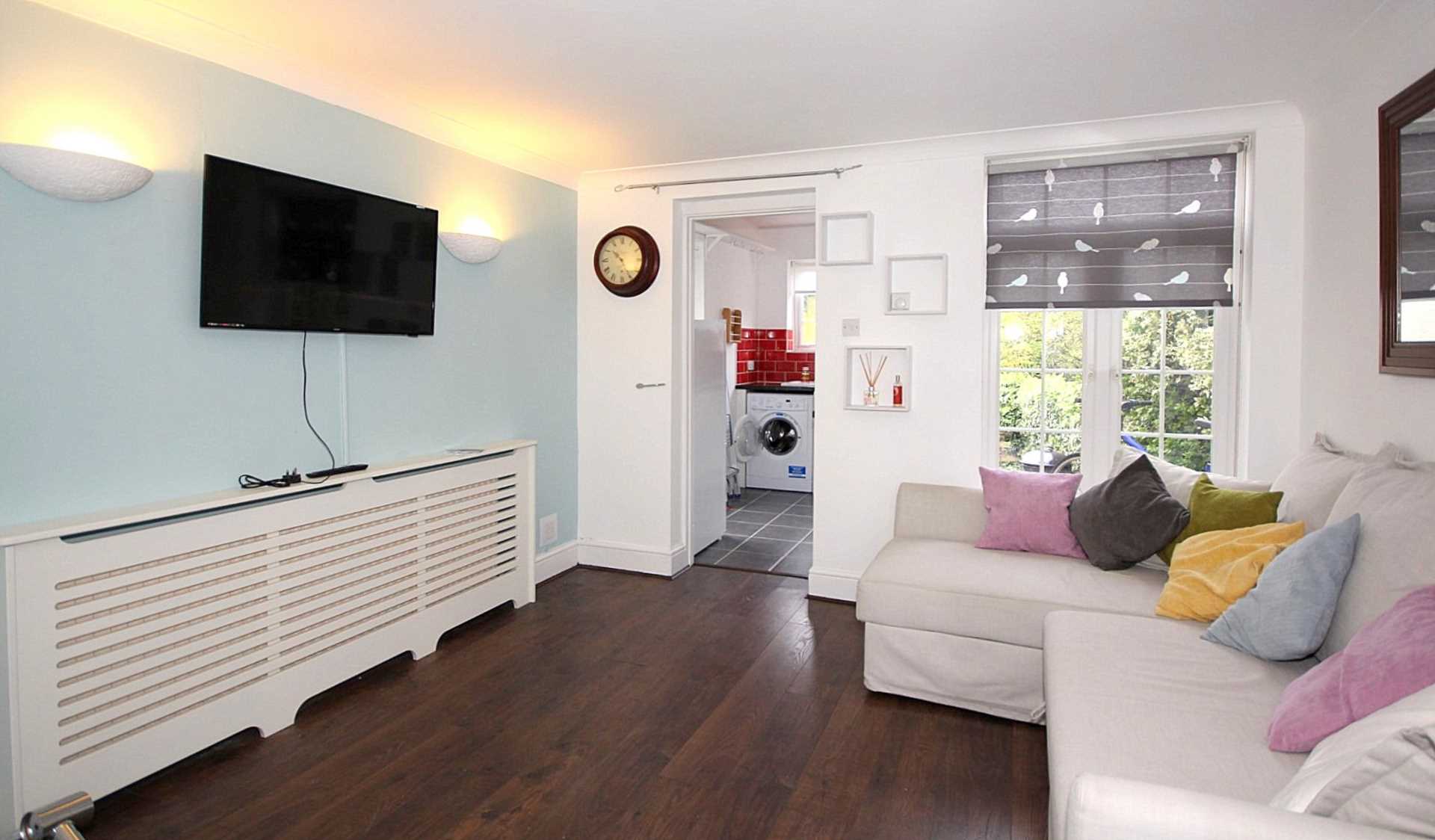 SUPERBLY PRESENTED AND PROPORTIONED DUPLEX MAISONETTE WITH STUDY AREA AND LARGE GARDEN, Image 2