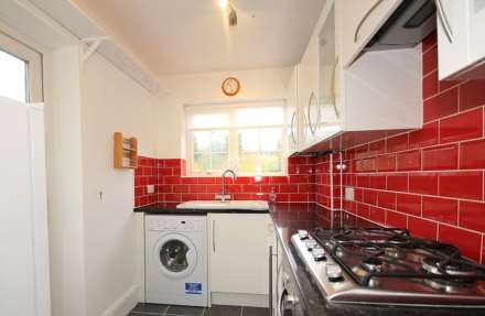 SUPERBLY PRESENTED AND PROPORTIONED DUPLEX MAISONETTE WITH STUDY AREA AND LARGE GARDEN, Image 4