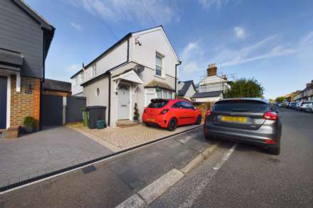 2 Bedroom House, Cowper Road, Boxmoor, Unfurnished, Available November 2023