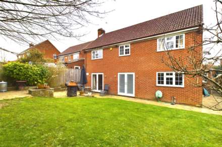 **  4/5 BED DETACHED  **  The Lawns, FIELDS END, HP1, Image 13
