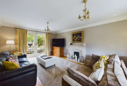 **  4/5 BED DETACHED  **  The Lawns, FIELDS END, HP1, Image 4