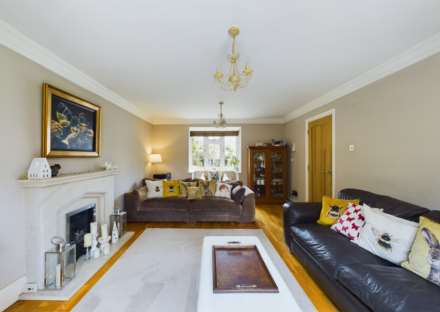 **  4/5 BED DETACHED  **  The Lawns, FIELDS END, HP1, Image 5
