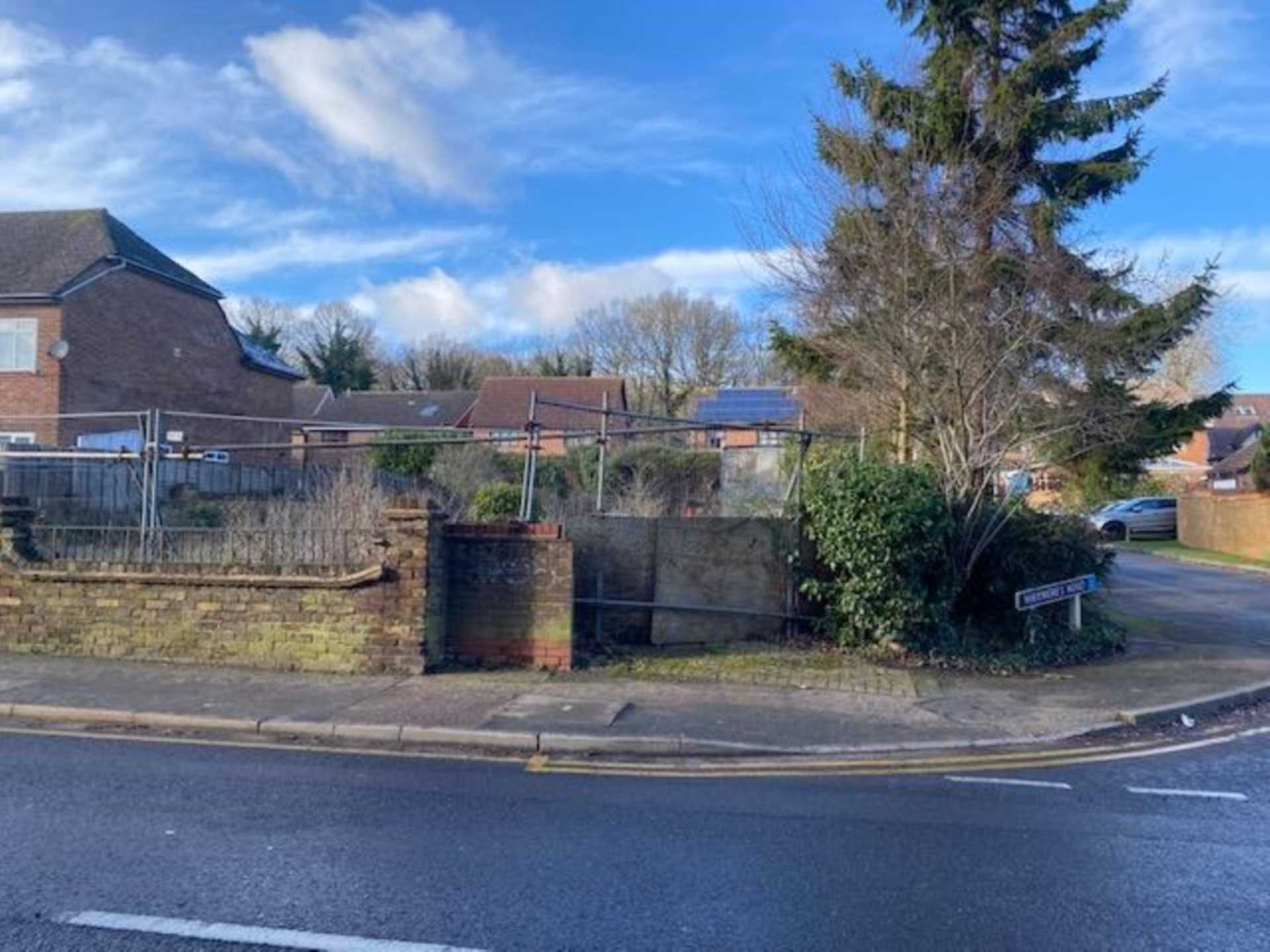 **  DEVELOPMENT SITE  **  WOOD LANE END Hemel Hempstead, Image 2