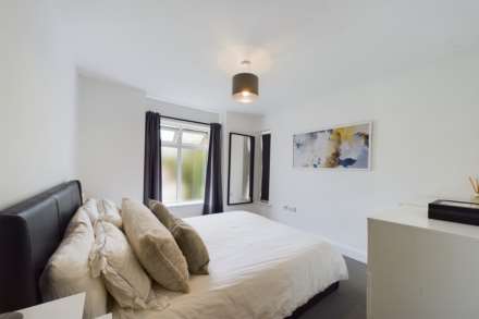 **  2 DOUBLE BEDS  **  Sherpa House, ADEYFIELD, Image 6