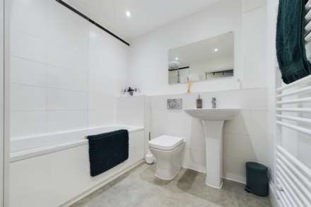 **  2 DOUBLE BEDS  **  Sherpa House, ADEYFIELD, Image 8