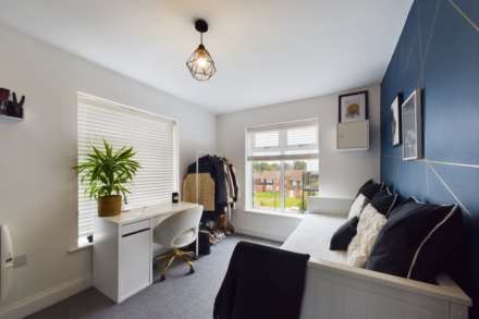 **  2 DOUBLE BEDS  **  Sherpa House, ADEYFIELD, Image 9