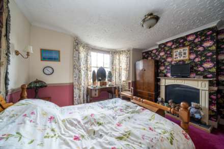 **  3 DOUBLE BED - OVER 1225 sqft  **  Lower Adeyfield Road, OLD TOWN, Image 9