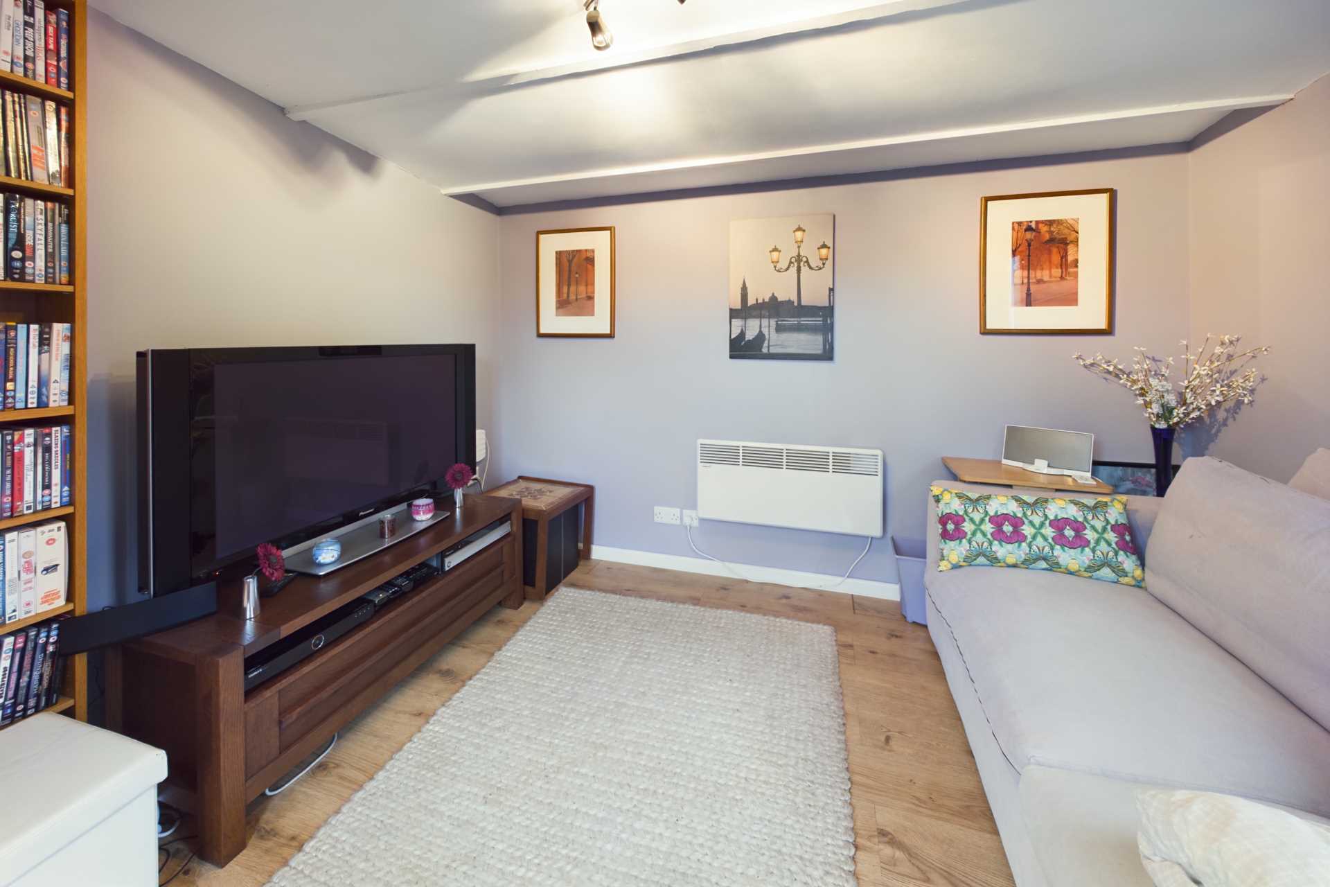 **  CHARACTER 3 BED WITH PARKING - SUMMER HOUSE - STUNNING GARDEN  **  Belswains Lane, HP3, Image 14