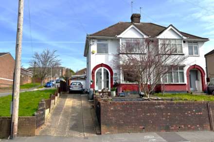 **  CHARACTER 3 BED WITH PARKING - SUMMER HOUSE - STUNNING GARDEN  **  Belswains Lane, HP3, Image 1