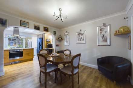 **  CHARACTER 3 BED WITH PARKING - SUMMER HOUSE - STUNNING GARDEN  **  Belswains Lane, HP3, Image 3