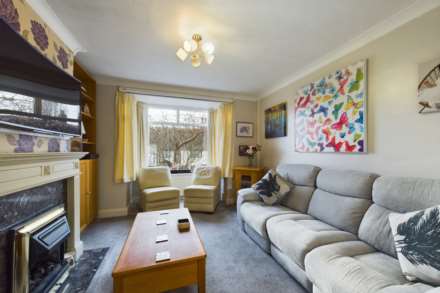 **  CHARACTER 3 BED WITH PARKING - SUMMER HOUSE - STUNNING GARDEN  **  Belswains Lane, HP3, Image 4